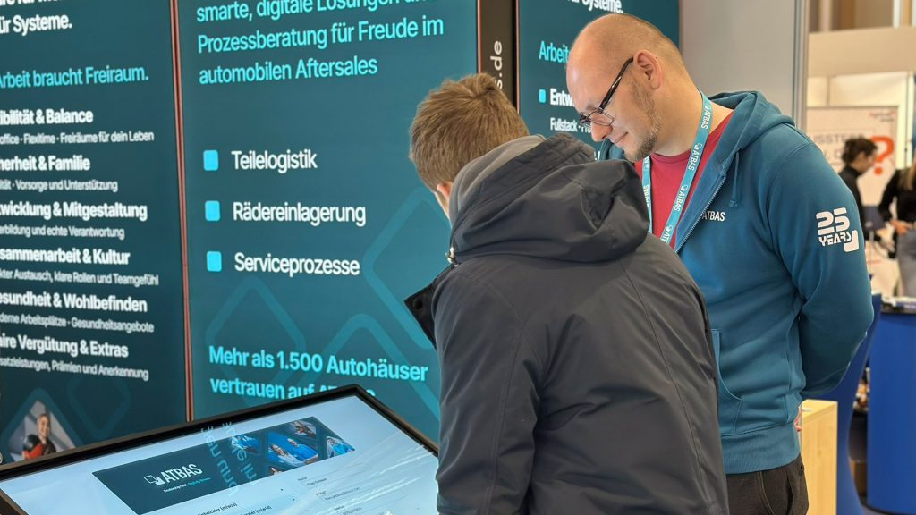 ATBAS bei der KarriereStart 2026 Gespräch am digitalen Kiosk